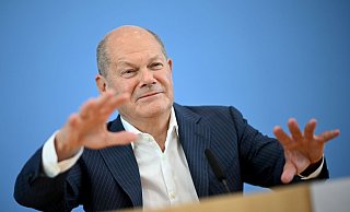 Ziemlich bald nach seiner Sommer-Pressekonferenz geht es für Scholz erstmal in den Urlaub. Sein Wunsch: Ruhe. - Britta Pedersen/dpa Ziemlich bald nach seiner Sommer-Pressekonferenz geht es für Scholz erstmal in den Urlaub. Sein Wunsch: Ruhe. - Britta Pedersen/dpa