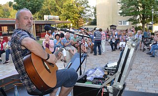Gut besucht sind die Konzerte auf der Bärenplatzbühne - wie hier, im September 2019, beim Auftritt von Chris Blevin. Der sorgte mit über 250 Besuchern auf dem Bärenplatz für einen neuen Rekord. Doch die strikten Corona-Regeln lassen sich hier kaum einhalten. - Sibylle Kemna Gut besucht sind die Konzerte auf der Bärenplatzbühne - wie hier, im September 2019, beim Auftritt von Chris Blevin. Der sorgte mit über 250 Besuchern auf dem Bärenplatz für einen neuen Rekord. Doch die strikten Corona-Regeln lassen sich hier kaum einhalten. - Sibylle Kemna