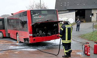 Dank der schnellen Löschhilfe der Nachbarn konnten die Schäden am Gelenkbus in Grenzen gehalten werden. - Ralph Meyer Dank der schnellen Löschhilfe der Nachbarn konnten die Schäden am Gelenkbus in Grenzen gehalten werden. - Ralph Meyer