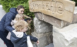 Besucherin Natalie Brinkmann zeigt ihren Kindern Nola (4) und Paul (3, vorn) den Tunneleingang, der noch durch einen Bauzaun gesichert ist. - Jörg Dieckmann Besucherin Natalie Brinkmann zeigt ihren Kindern Nola (4) und Paul (3, vorn) den Tunneleingang, der noch durch einen Bauzaun gesichert ist. - Jörg Dieckmann