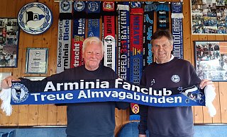 Ralf Blöbaum (l.) und Jürgen Hunting sind Mitglieder des Bünder DSC-Fanclubs "Treue Almvagabunden". Sie fiebern bereits dem DFB-Pokalfinale in Berlin am 24. Mai entgegen. - Sven Hauhart Ralf Blöbaum (l.) und Jürgen Hunting sind Mitglieder des Bünder DSC-Fanclubs "Treue Almvagabunden". Sie fiebern bereits dem DFB-Pokalfinale in Berlin am 24. Mai entgegen. - Sven Hauhart