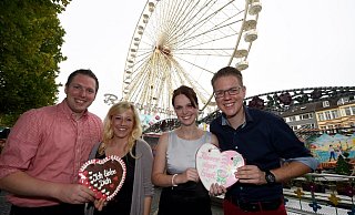 Freuen sich auf ein Menü im Riesenrad: (v. l.) Johannes Mollemeier, Sinje Knorrenschild, Nora Timmerberg, Dennis Happe. - Marc Köppelmann Freuen sich auf ein Menü im Riesenrad: (v. l.) Johannes Mollemeier, Sinje Knorrenschild, Nora Timmerberg, Dennis Happe. - Marc Köppelmann