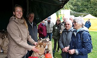 Kartoffeln: Rikarda und Joachim Altrogge verkaufen Melitta Schindler eine Tüte Kartoffeln. Trotz des Regens kamen reichlich Gäste zum Apfel- und Kartoffelfest des Heimatvereins Leopoldshöhe. - Thomas Dohna Kartoffeln: Rikarda und Joachim Altrogge verkaufen Melitta Schindler eine Tüte Kartoffeln. Trotz des Regens kamen reichlich Gäste zum Apfel- und Kartoffelfest des Heimatvereins Leopoldshöhe. - Thomas Dohna