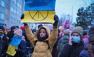 Menschen in der Ukraine gehen auf die Straße und demonstrieren gegen den Krieg. - AFP Menschen in der Ukraine gehen auf die Straße und demonstrieren gegen den Krieg. - AFP