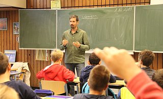 In seinem Element: Mustafa Braun unterricht in der Realschule Lemgo Fünftklässler in Mathematik. - Carolin Nieder-Entgelmeier In seinem Element: Mustafa Braun unterricht in der Realschule Lemgo Fünftklässler in Mathematik. - Carolin Nieder-Entgelmeier