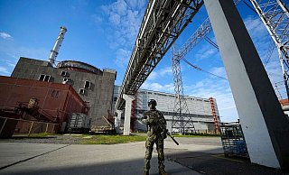 Ein russischer Soldat bewacht einen Bereich des Kernkraftwerks Saporischschja (Archivbild). - -/AP/dpa Ein russischer Soldat bewacht einen Bereich des Kernkraftwerks Saporischschja (Archivbild). - -/AP/dpa