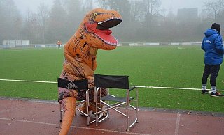 Hingucker: Der Trainer in besonderer Verkleidung. - Fupa Hingucker: Der Trainer in besonderer Verkleidung. - Fupa