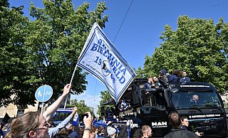Jubel beim Empfang: Arminia Bielefeld tourt durch die Stadt. - David Inderlied/dpa Jubel beim Empfang: Arminia Bielefeld tourt durch die Stadt. - David Inderlied/dpa