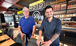 Inhaber Ralph Schubert (l.) und Betriebsleiter Ahmet Göceci freuen sich über die Eröffnung des "Moto 59 - Foodgarage" im Kaiserquartier. - Andreas Frücht Inhaber Ralph Schubert (l.) und Betriebsleiter Ahmet Göceci freuen sich über die Eröffnung des "Moto 59 - Foodgarage" im Kaiserquartier. - Andreas Frücht