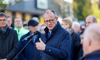 Bundeskanzler Friedrich Merz (CDU) hält eine Rede beim Bürgergespräch. - Thomas Banneyer/dpa Bundeskanzler Friedrich Merz (CDU) hält eine Rede beim Bürgergespräch. - Thomas Banneyer/dpa