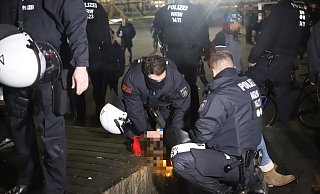 Eine Teilnehmerin wird von Polizisten fixiert. - Charlotte Mahncke Eine Teilnehmerin wird von Polizisten fixiert. - Charlotte Mahncke