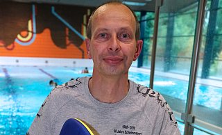Improvisationskünstler: Nach der Schließung des Braker Hallenbades organisierte Carsten Schneider den Umzug der Schwimmabteilung des TuS. - Peter Unger Improvisationskünstler: Nach der Schließung des Braker Hallenbades organisierte Carsten Schneider den Umzug der Schwimmabteilung des TuS. - Peter Unger