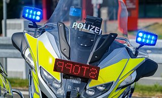 Einem Motorradpolizisten war das illegale E-Bike erst gar nicht aufgefallen, sehr wohl aber das Handy am Ohr seines Besitzers. - Andreas Zobe,Andreas Zobe Einem Motorradpolizisten war das illegale E-Bike erst gar nicht aufgefallen, sehr wohl aber das Handy am Ohr seines Besitzers. - Andreas Zobe,Andreas Zobe