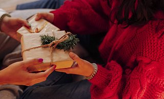 Bücher sind nicht nur in OWL ein beliebtes Weihnachtsgeschenk. - imago/Westend61 Bücher sind nicht nur in OWL ein beliebtes Weihnachtsgeschenk. - imago/Westend61