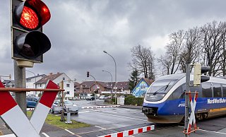 Bei Bad Driburg muss der Lokführer Steine von den Gleisen sammeln, in Altenbeken muss der Zug plötzlich bremsen. - Archivfoto: Niklas Tüns Bei Bad Driburg muss der Lokführer Steine von den Gleisen sammeln, in Altenbeken muss der Zug plötzlich bremsen. - Archivfoto: Niklas Tüns