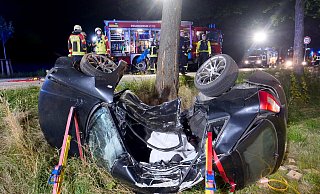 Am frühen Sonntagmorgen ist auf der Verner Straße in Salzkotten ein Audi A 3 gegen einen Straßenbaum geprallt. Beide Insassen kamen dabei ums Leben. - Ralph Meyer Am frühen Sonntagmorgen ist auf der Verner Straße in Salzkotten ein Audi A 3 gegen einen Straßenbaum geprallt. Beide Insassen kamen dabei ums Leben. - Ralph Meyer