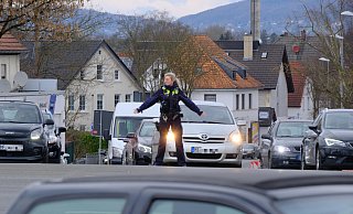 Vier Polizisten regeln den Verkehr an der vermutlich verkehrsreichsten Kreuzung der Kurstadt, weil die Ampel ausgefallen ist. - Ulf Hanke Vier Polizisten regeln den Verkehr an der vermutlich verkehrsreichsten Kreuzung der Kurstadt, weil die Ampel ausgefallen ist. - Ulf Hanke