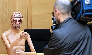 Den Vergleichstyp einer Horrormaske, welche die Polizei beieinem Tatverdächtigen gefunden hat, wird im Gerichtssaal gezeigt. - FOTO: WOLFGANG RUDOLF Den Vergleichstyp einer Horrormaske, welche die Polizei beieinem Tatverdächtigen gefunden hat, wird im Gerichtssaal gezeigt. - FOTO: WOLFGANG RUDOLF