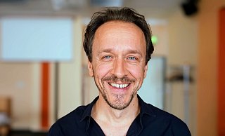 Christof Jauernig hat mehr eine beachtliche Sammlung von Lichtblicken unterschiedlichster Menschen und Leben zusammengetragen. - Moritz Jacobi Christof Jauernig hat mehr eine beachtliche Sammlung von Lichtblicken unterschiedlichster Menschen und Leben zusammengetragen. - Moritz Jacobi