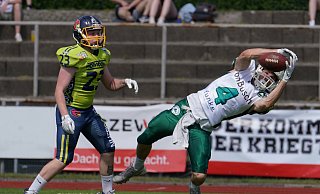 Katerstimmung bei den Bulldogs: Im Top-Spiel in Essen unterlagen die Bielefelder und verspielten damit die Titelchance. Für den ersten Touch-Down der Bielefelder sorgte im zweiten Quarter Felix Bissenbach (r.). - Peter Unger Katerstimmung bei den Bulldogs: Im Top-Spiel in Essen unterlagen die Bielefelder und verspielten damit die Titelchance. Für den ersten Touch-Down der Bielefelder sorgte im zweiten Quarter Felix Bissenbach (r.). - Peter Unger
