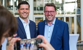 Es ist klar: Die beiden Landratskandidaten Mirco Schmidt (CDU, links) und Frank Diembeck (SPD, Bündnis 90/Die Grünen) gehen in die Stichwahl. - Kathrin Weege Es ist klar: Die beiden Landratskandidaten Mirco Schmidt (CDU, links) und Frank Diembeck (SPD, Bündnis 90/Die Grünen) gehen in die Stichwahl. - Kathrin Weege