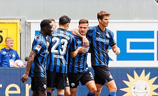 Paderborns Marcel Hoffmeier (2. v. r.) jubelt mit meiner Mannschaft nach seinem Treffer zum 1:0. - dpa Paderborns Marcel Hoffmeier (2. v. r.) jubelt mit meiner Mannschaft nach seinem Treffer zum 1:0. - dpa