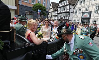 Kommandeur Thomas Wiesemann öffnet am Gänsemarkt die Tür zur Kutsche, in der das Königspaar Sandra Vogt und Frank Wiesemann sowie die jeweiligen Ehepartner Thomas Vogt und Nadine Wiesemann am Sonntag beim Festumzug durch Höxter mitfuhren – ebenfalls eine Premiere. - Simone Flörke Kommandeur Thomas Wiesemann öffnet am Gänsemarkt die Tür zur Kutsche, in der das Königspaar Sandra Vogt und Frank Wiesemann sowie die jeweiligen Ehepartner Thomas Vogt und Nadine Wiesemann am Sonntag beim Festumzug durch Höxter mitfuhren – ebenfalls eine Premiere. - Simone Flörke