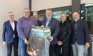 Freuen sich über das gemeinsame Projekt "Kirchen und Kino - der Filmtipp": Superintendent Olaf Reinmuth (v. l.), Christoph Maier vom Capitol, Gemeindereferent Ulrich Geschwinder, Pfarrer Johannes Beer, Dechant Gerald Haringhaus und Dekanatsreferent Martin Decking. - Claus Frickemeier Freuen sich über das gemeinsame Projekt "Kirchen und Kino - der Filmtipp": Superintendent Olaf Reinmuth (v. l.), Christoph Maier vom Capitol, Gemeindereferent Ulrich Geschwinder, Pfarrer Johannes Beer, Dechant Gerald Haringhaus und Dekanatsreferent Martin Decking. - Claus Frickemeier