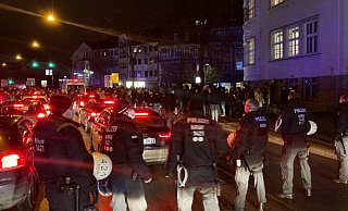 Die Lage wird unruhig. Polizisten versuchen die Demonstranten zwischen den Autos auf der Alfred-Bozi-Straße aufzuhalten. - Jens Reichenbach Die Lage wird unruhig. Polizisten versuchen die Demonstranten zwischen den Autos auf der Alfred-Bozi-Straße aufzuhalten. - Jens Reichenbach
