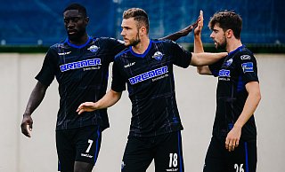 (v. l.) Prince Owusu, Torschütze Dennis Srbeny und Antony Evans bejubeln den frühen 1:0-Treffer für den SCP. - Besim Mazhiqi (v. l.) Prince Owusu, Torschütze Dennis Srbeny und Antony Evans bejubeln den frühen 1:0-Treffer für den SCP. - Besim Mazhiqi