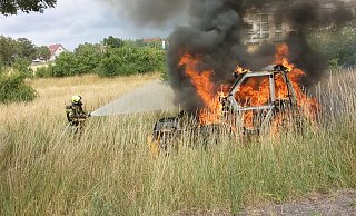Der Traktor fing während Mäharbeiten Feuer und brannte im Paderborner Goldgrund vollständig aus. - Feuerwehr Paderborn Der Traktor fing während Mäharbeiten Feuer und brannte im Paderborner Goldgrund vollständig aus. - Feuerwehr Paderborn