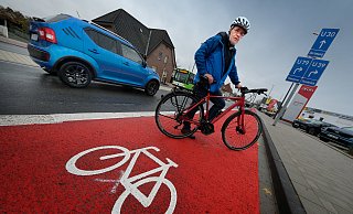 Hat an dem neuen Radweg in der Spexarder Ortsdurchfahrt einiges auszusetzen: ADFC-Vorstandsmitglied Thomas Karrasch. - Andreas Frücht Hat an dem neuen Radweg in der Spexarder Ortsdurchfahrt einiges auszusetzen: ADFC-Vorstandsmitglied Thomas Karrasch. - Andreas Frücht