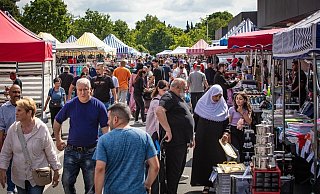Gegen Mittag füllt sich der Sieker-Basar an der Schweriner Straße immer mehr mit Menschen - 200 Stände locken mit Neuwaren, Essen und Trödel. Bis zu 20.000 Besucher kommen hierher. - Mike-Dennis Müller Gegen Mittag füllt sich der Sieker-Basar an der Schweriner Straße immer mehr mit Menschen - 200 Stände locken mit Neuwaren, Essen und Trödel. Bis zu 20.000 Besucher kommen hierher. - Mike-Dennis Müller
