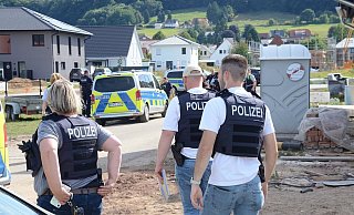 Polizeieinsatz in Lübbecke: Spezialkräfte sichern das Gebiet nach Schüssen aus einem Wohnhaus. - Joern Spreen-Ledebur Polizeieinsatz in Lübbecke: Spezialkräfte sichern das Gebiet nach Schüssen aus einem Wohnhaus. - Joern Spreen-Ledebur