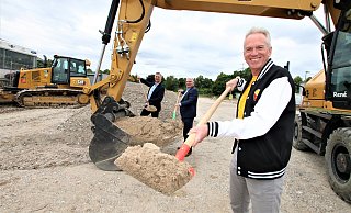 McDonald's-Franchisenehmer Arndt Heiderich (v.r.) freut sich mit Marco Trienes (Wirtschaftsförderung Paderborn) und Jürgen Behlke (Industrie- und Handelskammer) auf die neue Filiale. - Rajkumar Mukherjee McDonald's-Franchisenehmer Arndt Heiderich (v.r.) freut sich mit Marco Trienes (Wirtschaftsförderung Paderborn) und Jürgen Behlke (Industrie- und Handelskammer) auf die neue Filiale. - Rajkumar Mukherjee