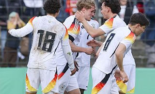 Mattes Hansen (2. v. l.) hat soeben das 1:1 erzielt. SCP-Teamkollege Aaron Zehnter (2. v. r.) zählt zu den ersten Gratulanten. - Picture Alliance Mattes Hansen (2. v. l.) hat soeben das 1:1 erzielt. SCP-Teamkollege Aaron Zehnter (2. v. r.) zählt zu den ersten Gratulanten. - Picture Alliance