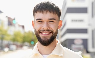 Hat jetzt wieder Grund zum Strahlen: Latif Eser (21) hat fünf Jahre nach seinem Realschulabschluss einen Ausbildungsplatz gefunden, der zu ihm passt. - Peter Unger Hat jetzt wieder Grund zum Strahlen: Latif Eser (21) hat fünf Jahre nach seinem Realschulabschluss einen Ausbildungsplatz gefunden, der zu ihm passt. - Peter Unger