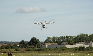 Ein Volocopter hebt vor den Toren von Paris ab. - Maximilian Specht/dpa Ein Volocopter hebt vor den Toren von Paris ab. - Maximilian Specht/dpa