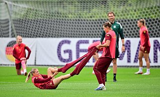 Elisa Senß (l.) und Carlotta Wamser: Warm anziehen gegen Spanien? - Sebastian Christoph Gollnow/dpa Elisa Senß (l.) und Carlotta Wamser: Warm anziehen gegen Spanien? - Sebastian Christoph Gollnow/dpa