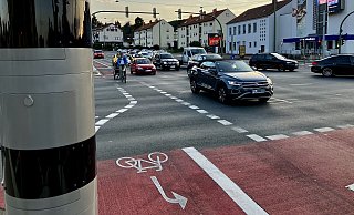 Ein Rotlichtblitzer wie dieser in Bielefeld soll noch im Sommer in Herford in Betrieb gehen. - Symbolfoto: Jens Reichenbach Ein Rotlichtblitzer wie dieser in Bielefeld soll noch im Sommer in Herford in Betrieb gehen. - Symbolfoto: Jens Reichenbach
