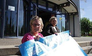 Sie wollen das Kino feiern: Die Kino-Chefinnen Ute (l.) und Judith Schlinker laden für Samstag, 9., und Sonntag, 10. September, zum Kinofest ins Cineplex am Oberen Hilgenstock Familien und alle Freunde der Filmkunst ein. - Dieter Scholz Sie wollen das Kino feiern: Die Kino-Chefinnen Ute (l.) und Judith Schlinker laden für Samstag, 9., und Sonntag, 10. September, zum Kinofest ins Cineplex am Oberen Hilgenstock Familien und alle Freunde der Filmkunst ein. - Dieter Scholz