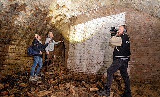 Mit den beiden Archäologen Sveva Gai und Robert Gündchen dreht der Paderborner Filmemacher Julian Jakobsmeyer in dem Gewölbekeller der früheren Brauerei Hester. - Lena Henning Mit den beiden Archäologen Sveva Gai und Robert Gündchen dreht der Paderborner Filmemacher Julian Jakobsmeyer in dem Gewölbekeller der früheren Brauerei Hester. - Lena Henning