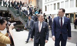 Armin Laschet (m.) und Jens Spahn wollen als Team für den Parteivorsitz der CDU kandidieren. - picture alliance/dpa Armin Laschet (m.) und Jens Spahn wollen als Team für den Parteivorsitz der CDU kandidieren. - picture alliance/dpa