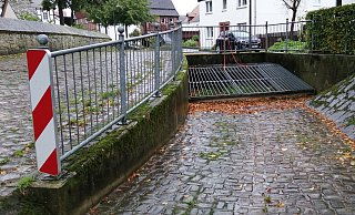 Der Rechenfang neben der Kirche, der verhindert, dass Treibgut in die Kanalisation gerät, kann bei Starregen zur Sperre werden, die die Überschwemmungsgefahr weiter verstärkt. - Burkhard Battran Der Rechenfang neben der Kirche, der verhindert, dass Treibgut in die Kanalisation gerät, kann bei Starregen zur Sperre werden, die die Überschwemmungsgefahr weiter verstärkt. - Burkhard Battran