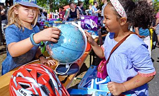 Erinnerungen an den Flohmarkt 2022: Paul Washner (9) hat sein Kinderzimmer entrümpelt und ist mit seinen Eltern zum Flohmarkt gekommen. Anissa (8) aus Stieghorst ist ganz angetan von dem Globus. - Barbara Franke Erinnerungen an den Flohmarkt 2022: Paul Washner (9) hat sein Kinderzimmer entrümpelt und ist mit seinen Eltern zum Flohmarkt gekommen. Anissa (8) aus Stieghorst ist ganz angetan von dem Globus. - Barbara Franke