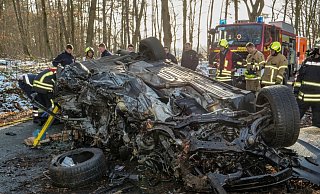 Der 60-jährige Fahrer dieses Jaguar kam Anfang Februar nachmittags bei Sande von der Straße ab und prallte frontal gegen einen Baum. - Ralph Meyer Der 60-jährige Fahrer dieses Jaguar kam Anfang Februar nachmittags bei Sande von der Straße ab und prallte frontal gegen einen Baum. - Ralph Meyer