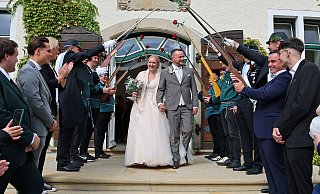 Einmaliger Moment: Antonia Breitensträter und Levin Babacan gaben sich auf Schloss Benkhausen das Ja-Wort. Der Zug Die Letzten vom Lübbecker Bürgerschützenbataillon stand Spalier. - Merkur.com AG Einmaliger Moment: Antonia Breitensträter und Levin Babacan gaben sich auf Schloss Benkhausen das Ja-Wort. Der Zug Die Letzten vom Lübbecker Bürgerschützenbataillon stand Spalier. - Merkur.com AG