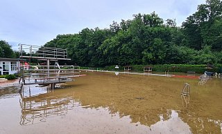 Ein verschlammtes Schwimmbad im Löhnbachtal nach dem schweren Gewitter. - picture alliance/dpa/TNN Ein verschlammtes Schwimmbad im Löhnbachtal nach dem schweren Gewitter. - picture alliance/dpa/TNN