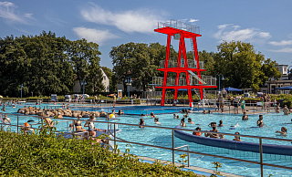So könnte der Sprungturm als leuchtend roter Blickfang aussehen. - Oliver Krato/Horstmann So könnte der Sprungturm als leuchtend roter Blickfang aussehen. - Oliver Krato/Horstmann