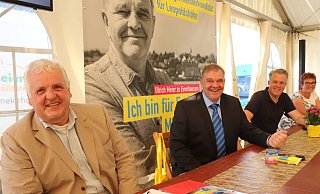 Hermann Graf von der Schulenburg (v. l.), FDP-Bürgermeisterkandidat Ulrich Meier zu Evenhausen, FDP-Stadtverbandsvorsitzender Oerlinghausen-Leopoldshöhe, Tobias Jaehn, und seine Stellvertreterin Viola Brüntrup. - Birgit Guhlke Hermann Graf von der Schulenburg (v. l.), FDP-Bürgermeisterkandidat Ulrich Meier zu Evenhausen, FDP-Stadtverbandsvorsitzender Oerlinghausen-Leopoldshöhe, Tobias Jaehn, und seine Stellvertreterin Viola Brüntrup. - Birgit Guhlke